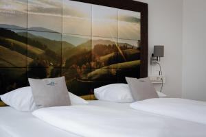 Postel nebo postele na pokoji v ubytování Schwarzwaldhotel Gengenbach