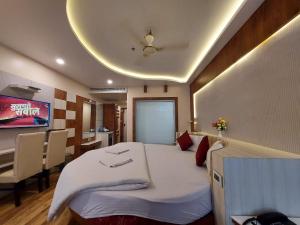 Televiisor ja/või meelelahutuskeskus majutusasutuses New Gitanjali Hotel, New Digha