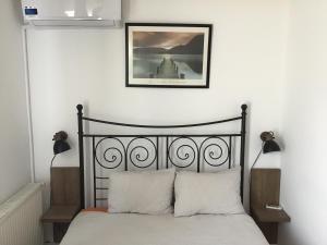 um quarto com uma cama com uma fotografia na parede em Villa Siret em Galaţi