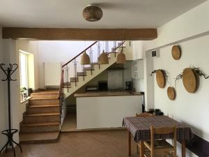 een keuken met een trap en een tafel in een kamer bij Villa Siret in Galaţi