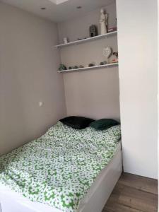 een klein bed in een hoek van een kamer bij Apartament w sercu Malborka in Malbork