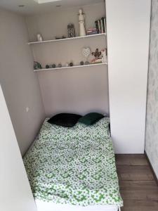 een klein bed in een hoek van een kamer bij Apartament w sercu Malborka in Malbork