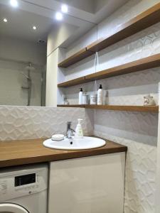een badkamer met een wastafel en een wasmachine bij Apartament w sercu Malborka in Malbork