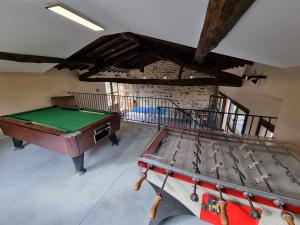 ein Zimmer mit einem Billardtisch und einer Tischtennisplatte in der Unterkunft Aldea Rural A Cortiña in Pepín