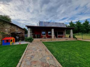 una casa con techo solar y patio en Aldea Rural A Cortiña, en Pepín