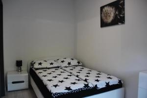 Un dormitorio con una cama con murciélagos negros. en Domki do wynajęcia, en Wolsztyn