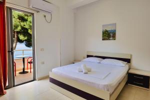 una camera con letto e balcone di Hotel Argjiro a Sarandë