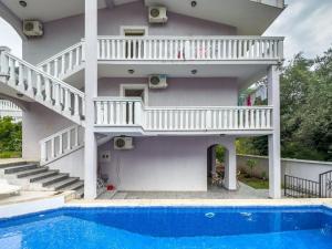 a house with a staircase and a swimming pool at Appartment Frick in Sutomore