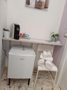 een wit bureau met handdoeken op een plank bij I VACANZIERI in Avola