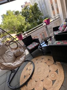 balkon z rattanowym krzesłem i stołem w obiekcie Vienna Citycenter+Terrace+Parking w Wiedniu
