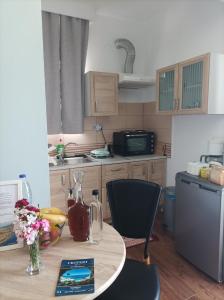 una piccola cucina con tavolo e piano di lavoro di Beachfront apartment a Rethymno Altre 6 foto