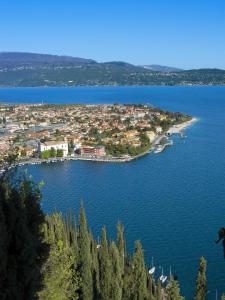 un'isola in mezzo a un grande corpo d'acqua di Hotel Milano a Toscolano Maderno