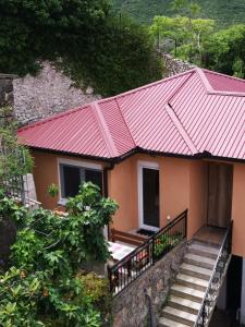 ein Haus mit einem roten Dach und einer Treppe in der Unterkunft Apartman Dream House in Mostar