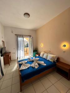Posteľ alebo postele v izbe v ubytovaní Lithino Apartments · 5min From the Beach
