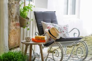 a chair on a porch with a hat on a table at Roomerie im Zentrum in Sulzbach-Rosenberg