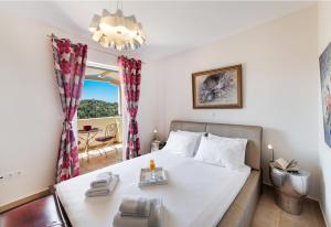 Ένα ή περισσότερα κρεβάτια σε δωμάτιο στο Agios Nikitas Supreme Villa