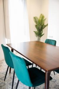 una mesa de comedor con sillas y una planta en Casa Alberola Apartments en Alicante