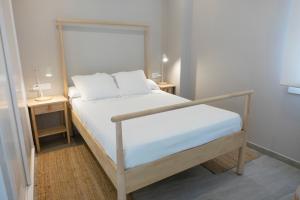 1 cama en una habitación pequeña con 2 mesitas de noche en Apartamentos Dunas de Samil, en Vigo