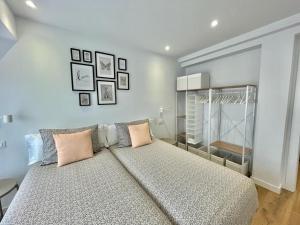 Un dormitorio con una cama con almohadas. en Apartamento TDC12 en Gijón