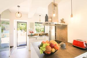 Dapur atau dapur kecil di Villa Arkoudi - Enjoy panoramic ocean views from a serene mountain setting