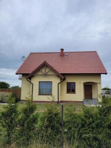 una casa gialla con tetto rosso di Apartament Platynowy - Malbork a Malbork