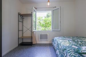 - une chambre avec un lit et une fenêtre dans l'établissement Terrazza Moriani - Charmant appartement à 500m de la mer, à San-Nicolao