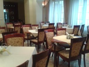 jadalnia wypełniona stołami i krzesłami w obiekcie Hotel Saol w mieście Krynica Zdrój
