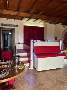 マリーナ・ディ・グロッセートにあるAgriturismo Albarosa-Terre dell'Amoreのベッドルーム(大型ベッド1台、テーブル付)