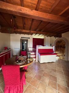 Sala de estar con cama y mesa en Agriturismo Albarosa-Terre dell'Amore, en Marina di Grosseto
