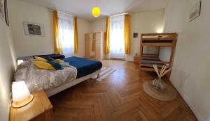 um quarto com uma cama e piso em madeira em Gite Jonquille 2 à 8 personnes avec SPA em Ventron