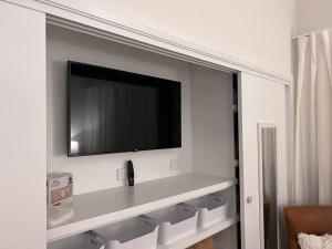 Hideaway Haven في مودجي: غرفة معيشة مع تلفزيون بشاشة مسطحة على جدار