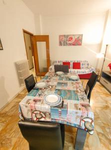 un comedor con una mesa con platos y sillas en Casa Daria, en Rapallo
