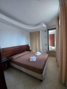 um quarto com uma cama com duas toalhas em Hotel Villa Ionia em Avola