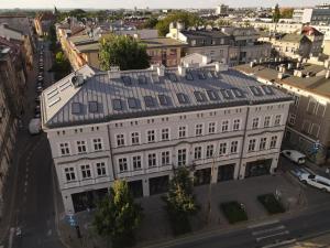una vista aérea de un edificio blanco en una ciudad en PLANTONIA Aparthotel en Cracovia