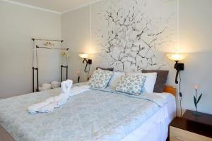 - une chambre avec un grand lit et un grand mur dans l'établissement Apartment for rent in Sunny Beach/ Nessebar, à Nessebar