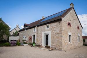 una casa de ladrillo con techo solar en Aux Mésanges, en Labergement-Foigney