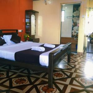 een slaapkamer met een bed met twee handdoeken erop bij KAASH PATHAR DREAM HOUSE in Satara
