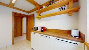 Kuchyň nebo kuchyňský kout v ubytování Cosy apartment surrounded by nature in Varen - Salgesch region