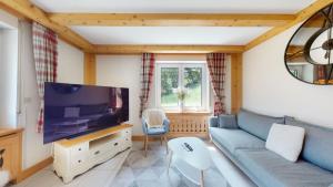 TV a/nebo společenská místnost v ubytování Cosy apartment surrounded by nature in Varen - Salgesch region