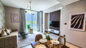TV a/nebo společenská místnost v ubytování STAY BY LATINEM Luxury 2BR Holiday Home CV B113 near Burj Khalifa