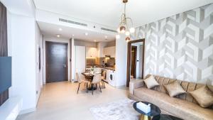 - un salon avec un canapé et une table dans l'établissement STAY BY LATINEM Luxury 2BR Holiday Home CV B113 near Burj Khalifa, à Dubaï