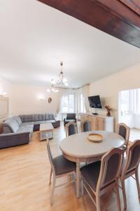 Televízia a/alebo spoločenská miestnosť v ubytovaní Apartament Mazurek