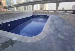 Bazén v ubytování Modern & Spacious 2 Bedrooms Apartment in Dubai Marina's Heart 307 nebo v jeho okolí