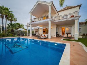 una piscina frente a una casa en El Rosario large villa w heated pool, en Marbella