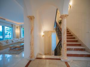 schody w domu z salonem w obiekcie El Rosario large villa w heated pool w Marbelli