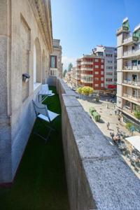 un cornicione di un edificio con vista sulla città di Calvario 4 a Vigo