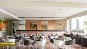 Restoran või mõni muu söögikoht majutusasutuses Savana Hotel & Convention Malang