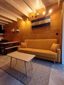 uma sala de estar com um sofá e uma mesa em Apartamenty być morze em Krynica Morska