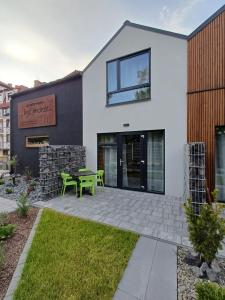 Casa con patio con mesa verde en Apartamenty być morze, en Krynica Morska