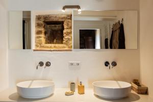 A bathroom at Casa Minotti Relais Még 37 kép